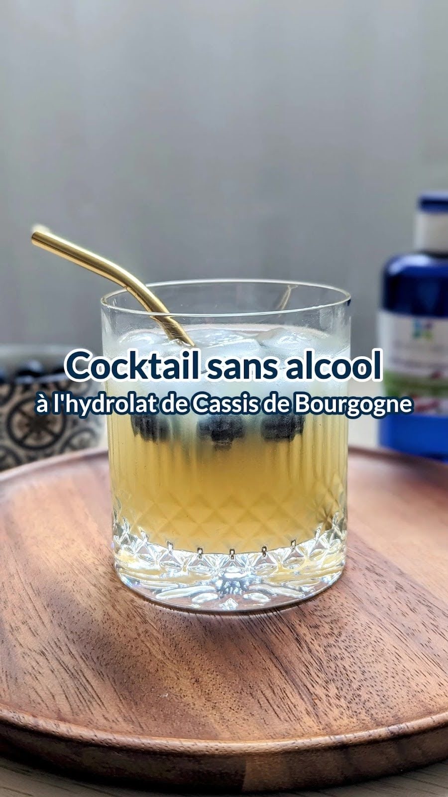 Alkoholfreier Cocktail mit dem Hydrolat Schwarze Johannisbeere aus Burgund